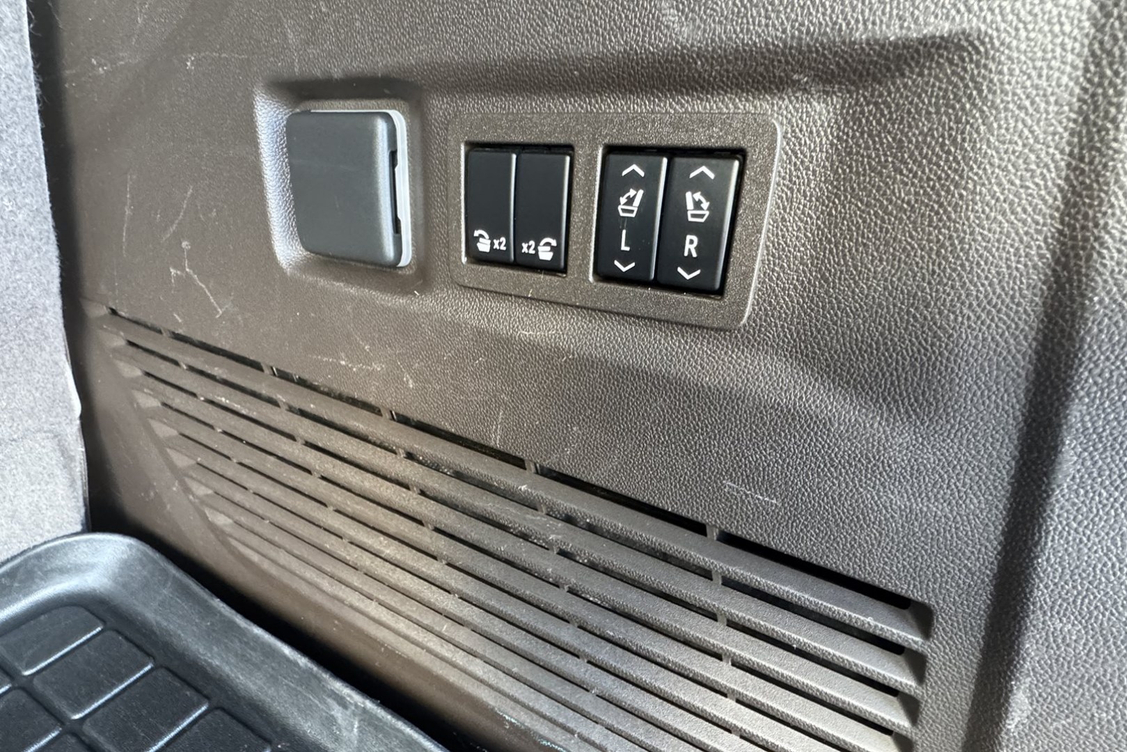 2022 Black /Jet Black Chevrolet Tahoe LT (1GNSKNKT6NR) with an 6 Cyl 3.0 Liter Turbo Diesel engine, Automatic 10 Speed transmission, located at 2304 W. Main St., Boise, ID, 83702, (208) 342-7777, 43.622105, -116.218658 - One Owner Idaho Tahoe! - Photo#20