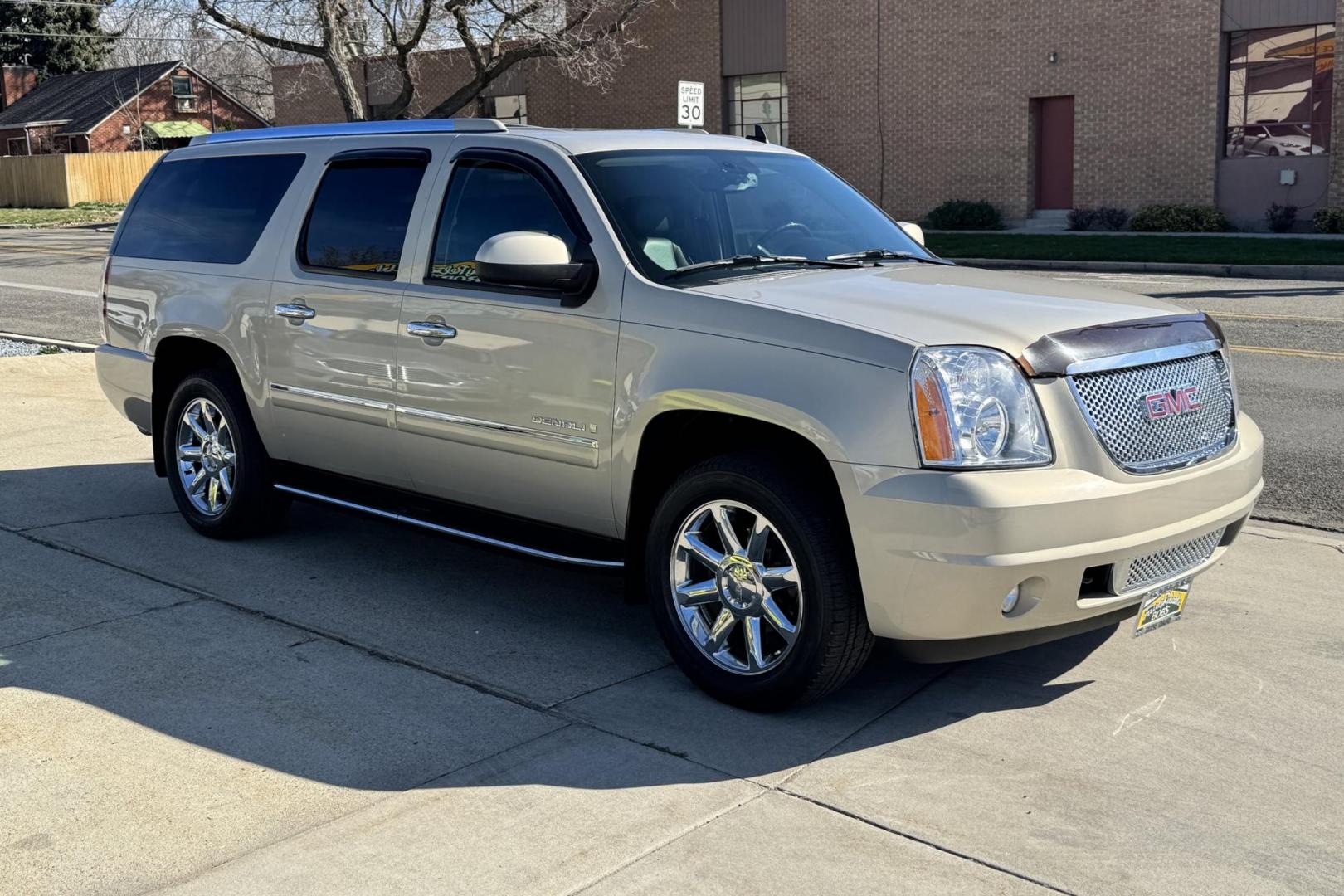 2009 Silver Birch Metallic /Black GMC Yukon XL Denali (1GKFK06269R) with an V8 6.2 Liter engine, Automatic 6 Speed transmission, located at 2304 W. Main St., Boise, ID, 83702, (208) 342-7777, 43.622105, -116.218658 - Clean And Ready For The Family! - Photo#2