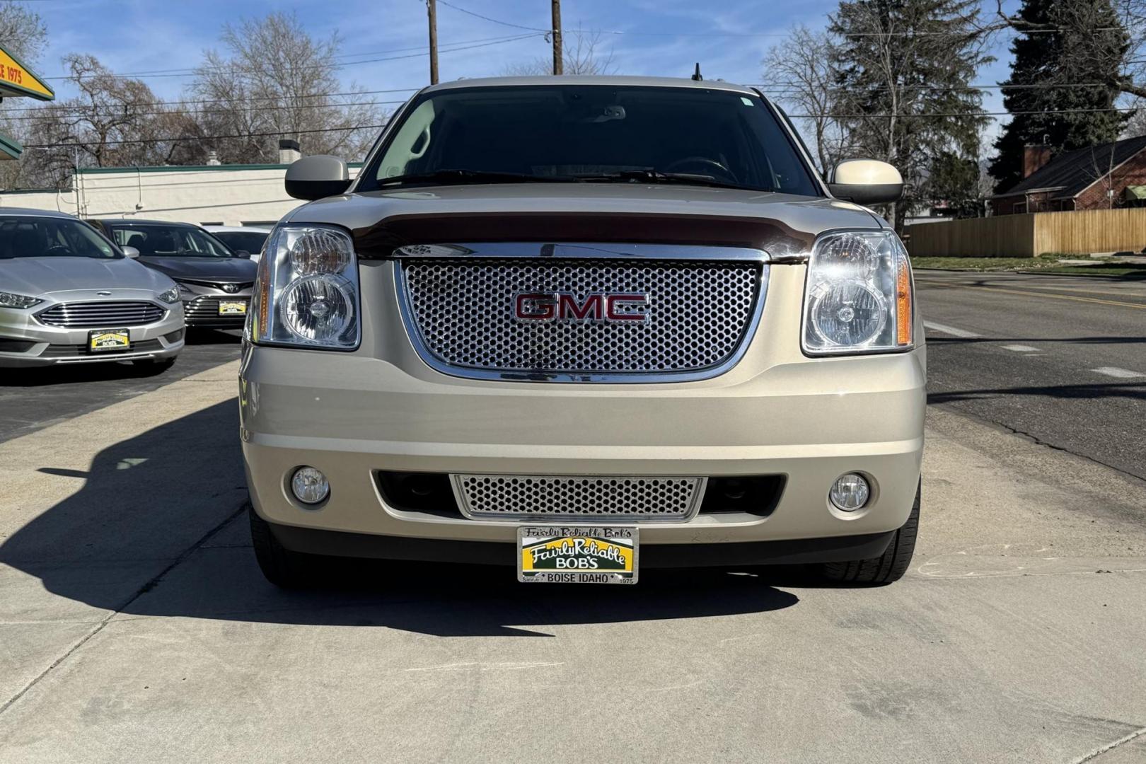 2009 Silver Birch Metallic /Black GMC Yukon XL Denali (1GKFK06269R) with an V8 6.2 Liter engine, Automatic 6 Speed transmission, located at 2304 W. Main St., Boise, ID, 83702, (208) 342-7777, 43.622105, -116.218658 - Clean And Ready For The Family! - Photo#3