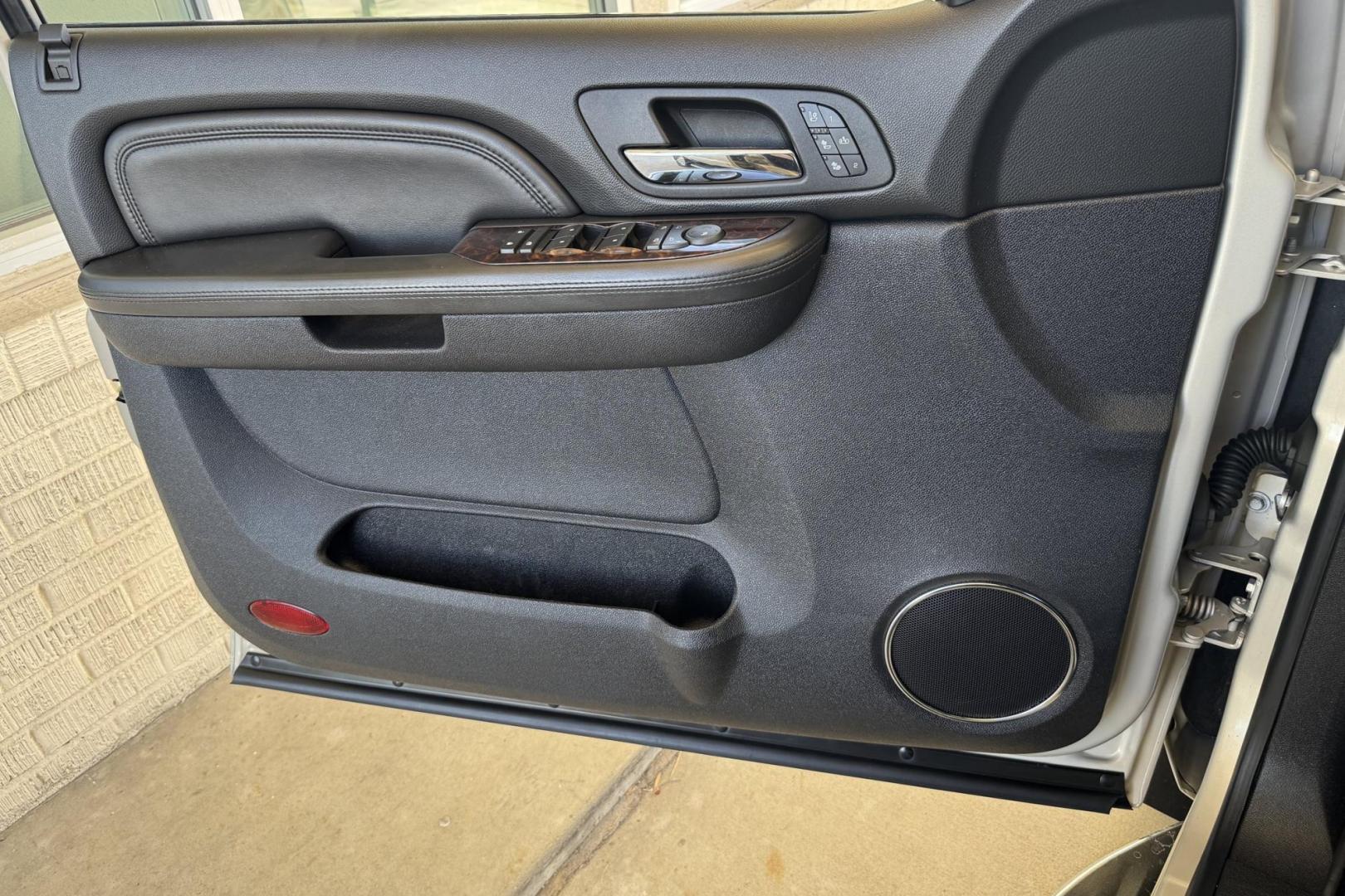 2009 Silver Birch Metallic /Black GMC Yukon XL Denali (1GKFK06269R) with an V8 6.2 Liter engine, Automatic 6 Speed transmission, located at 2304 W. Main St., Boise, ID, 83702, (208) 342-7777, 43.622105, -116.218658 - Clean And Ready For The Family! - Photo#4