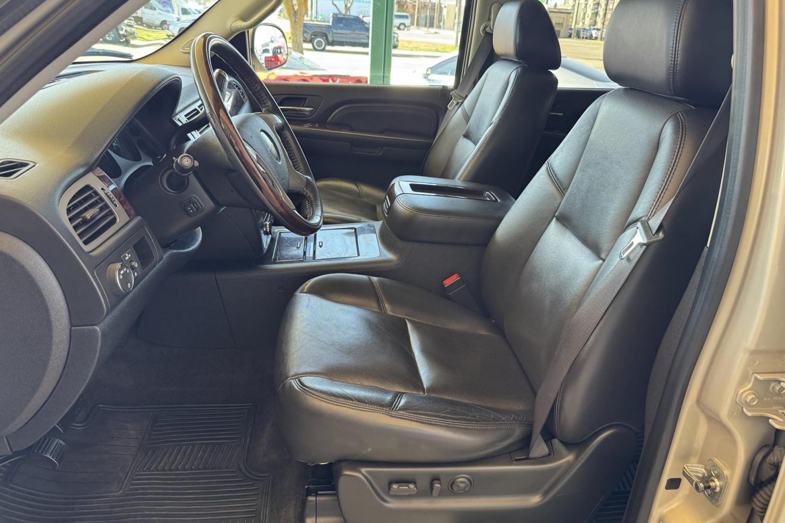 2009 Silver Birch Metallic /Black GMC Yukon XL Denali (1GKFK06269R) with an V8 6.2 Liter engine, Automatic 6 Speed transmission, located at 2304 W. Main St., Boise, ID, 83702, (208) 342-7777, 43.622105, -116.218658 - Clean And Ready For The Family! - Photo#5