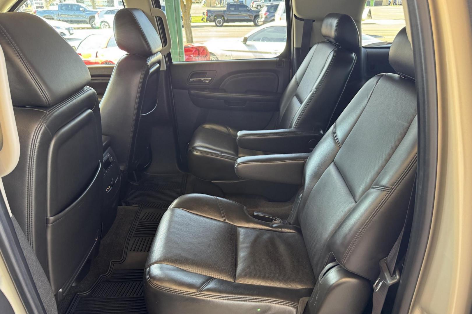 2009 Silver Birch Metallic /Black GMC Yukon XL Denali (1GKFK06269R) with an V8 6.2 Liter engine, Automatic 6 Speed transmission, located at 2304 W. Main St., Boise, ID, 83702, (208) 342-7777, 43.622105, -116.218658 - Clean And Ready For The Family! - Photo#6