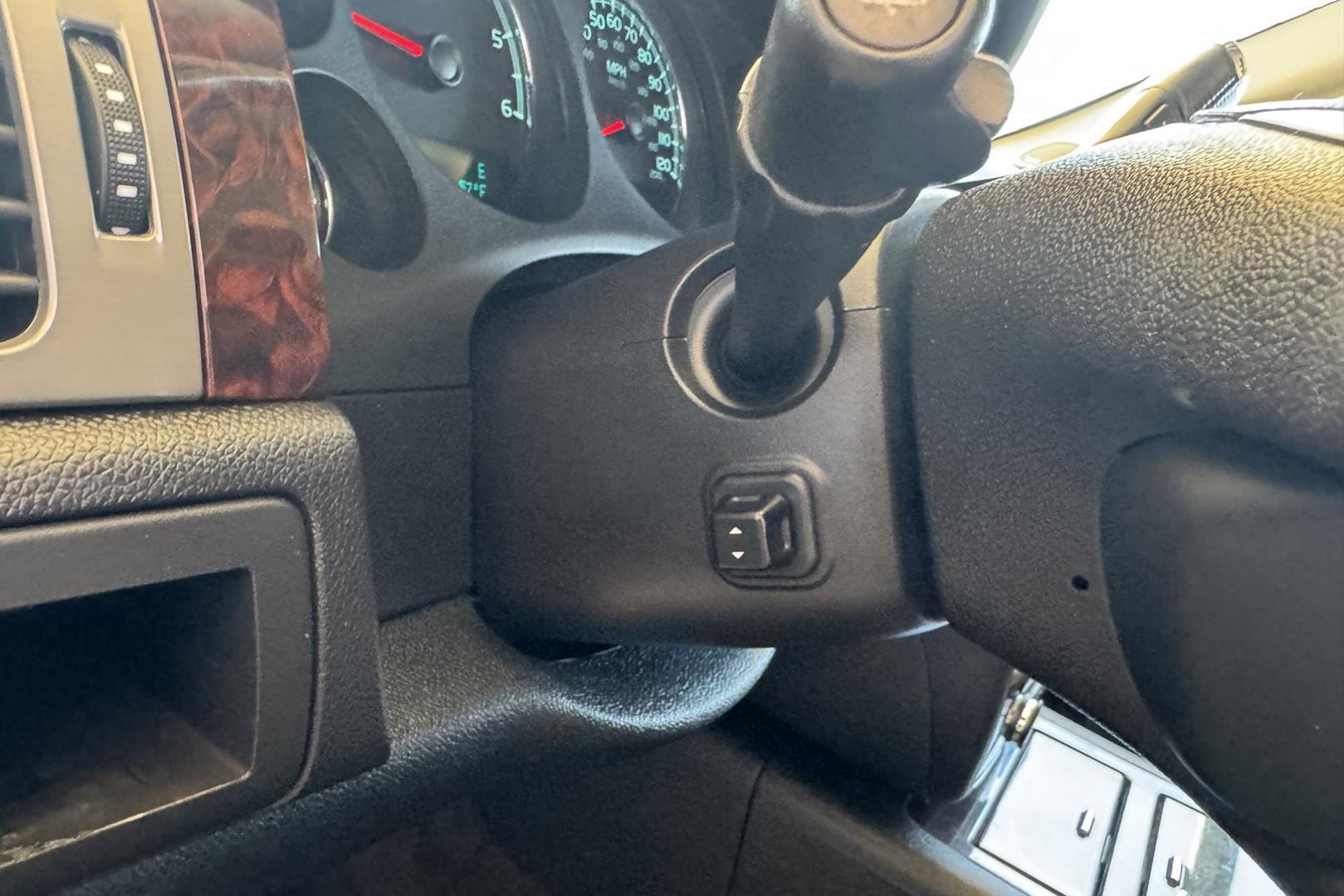 2009 Silver Birch Metallic /Black GMC Yukon XL Denali (1GKFK06269R) with an V8 6.2 Liter engine, Automatic 6 Speed transmission, located at 2304 W. Main St., Boise, ID, 83702, (208) 342-7777, 43.622105, -116.218658 - Clean And Ready For The Family! - Photo#15