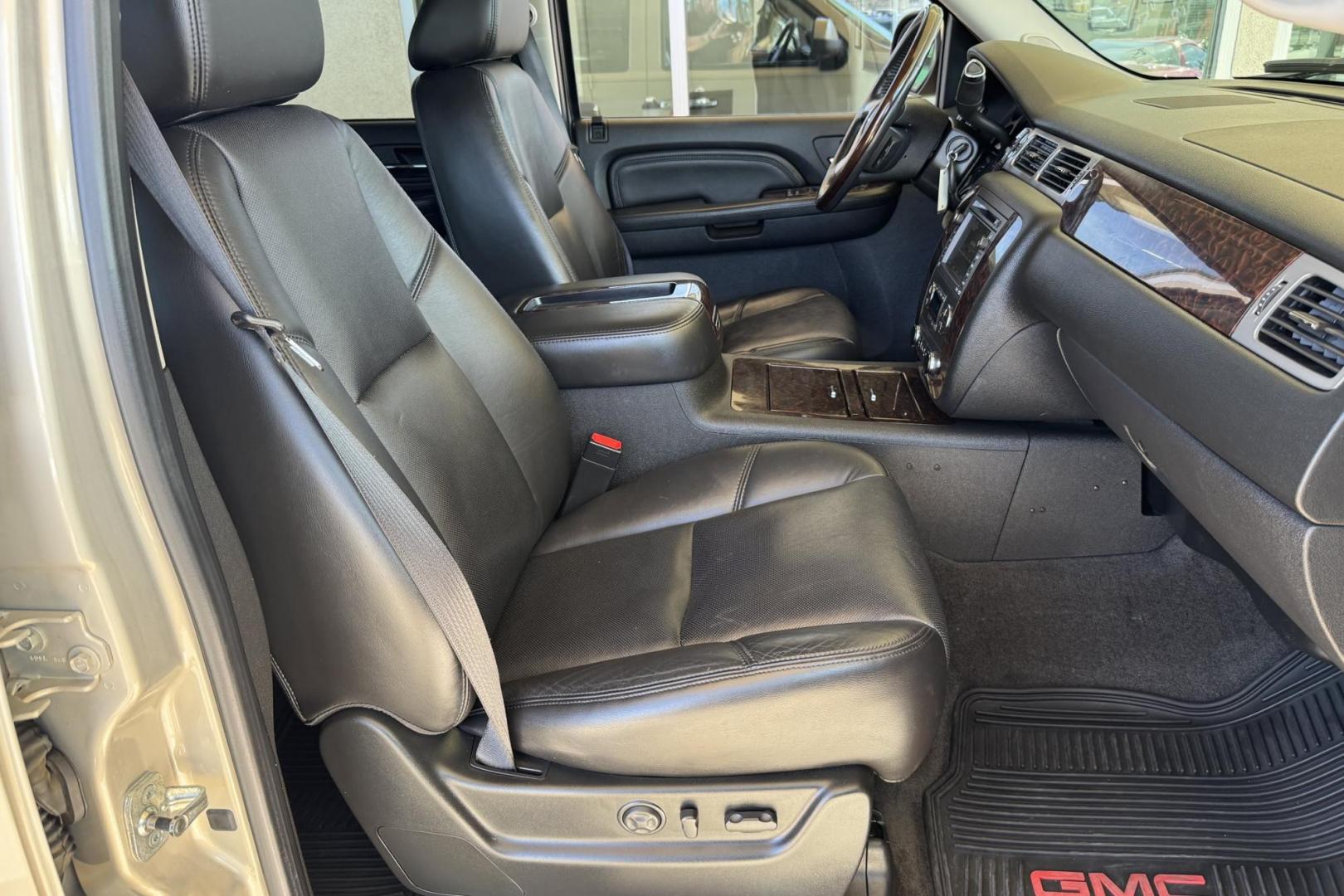 2009 Silver Birch Metallic /Black GMC Yukon XL Denali (1GKFK06269R) with an V8 6.2 Liter engine, Automatic 6 Speed transmission, located at 2304 W. Main St., Boise, ID, 83702, (208) 342-7777, 43.622105, -116.218658 - Clean And Ready For The Family! - Photo#19