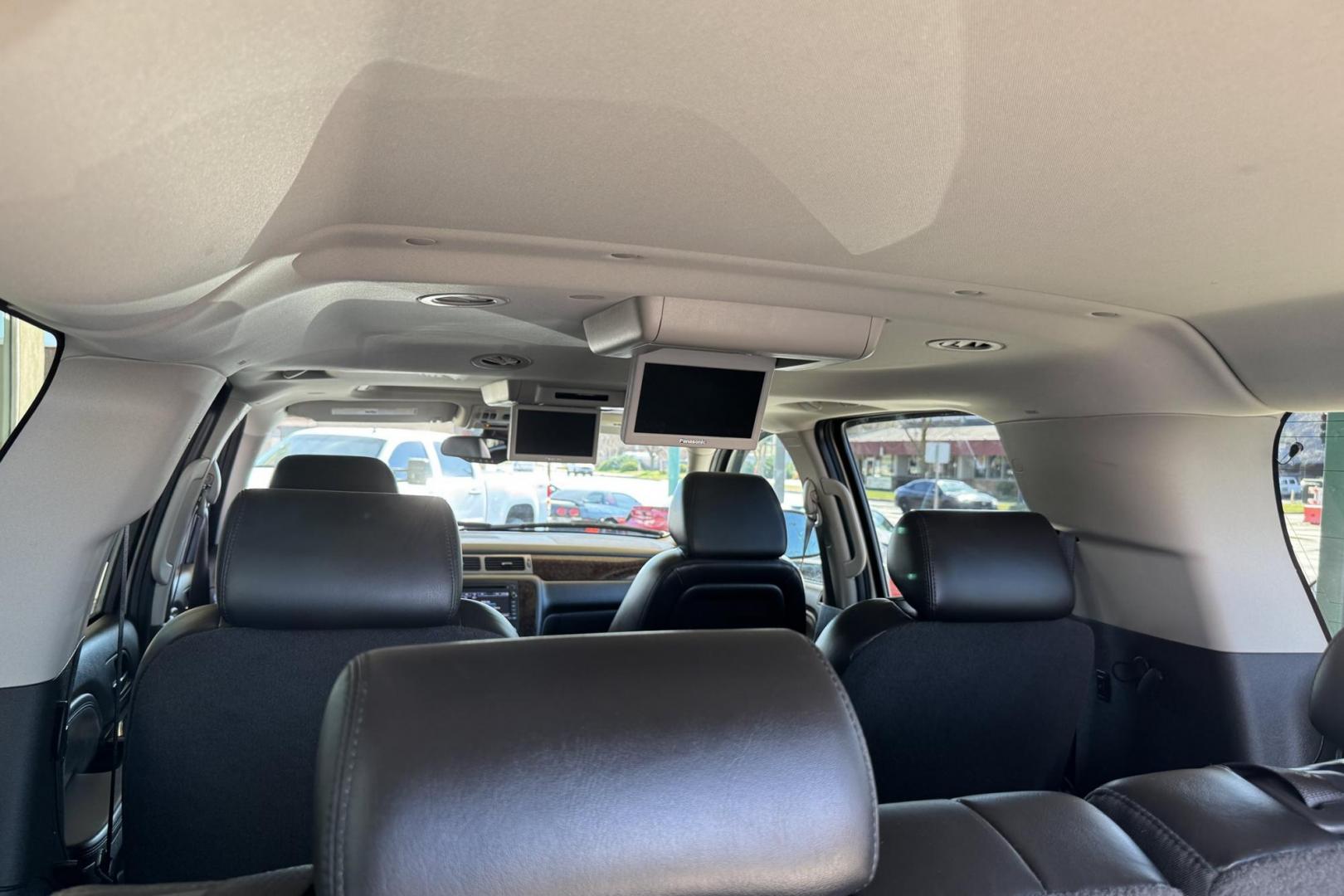 2009 Silver Birch Metallic /Black GMC Yukon XL Denali (1GKFK06269R) with an V8 6.2 Liter engine, Automatic 6 Speed transmission, located at 2304 W. Main St., Boise, ID, 83702, (208) 342-7777, 43.622105, -116.218658 - Clean And Ready For The Family! - Photo#22