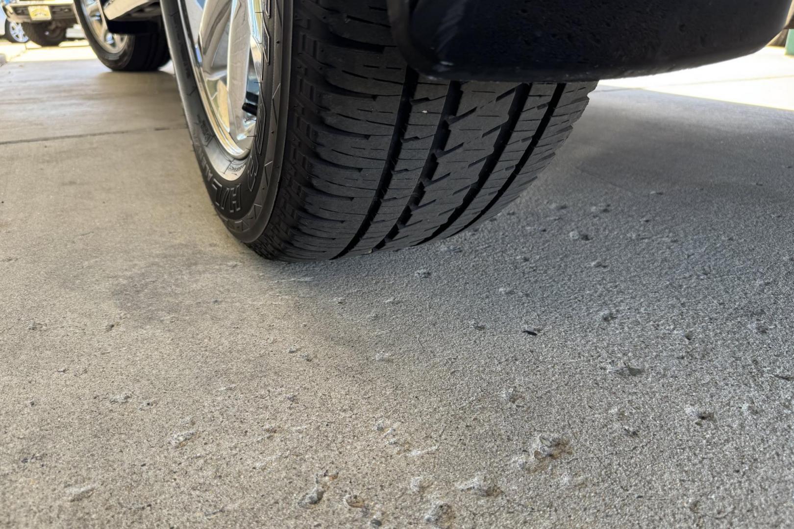 2009 Silver Birch Metallic /Black GMC Yukon XL Denali (1GKFK06269R) with an V8 6.2 Liter engine, Automatic 6 Speed transmission, located at 2304 W. Main St., Boise, ID, 83702, (208) 342-7777, 43.622105, -116.218658 - Clean And Ready For The Family! - Photo#26