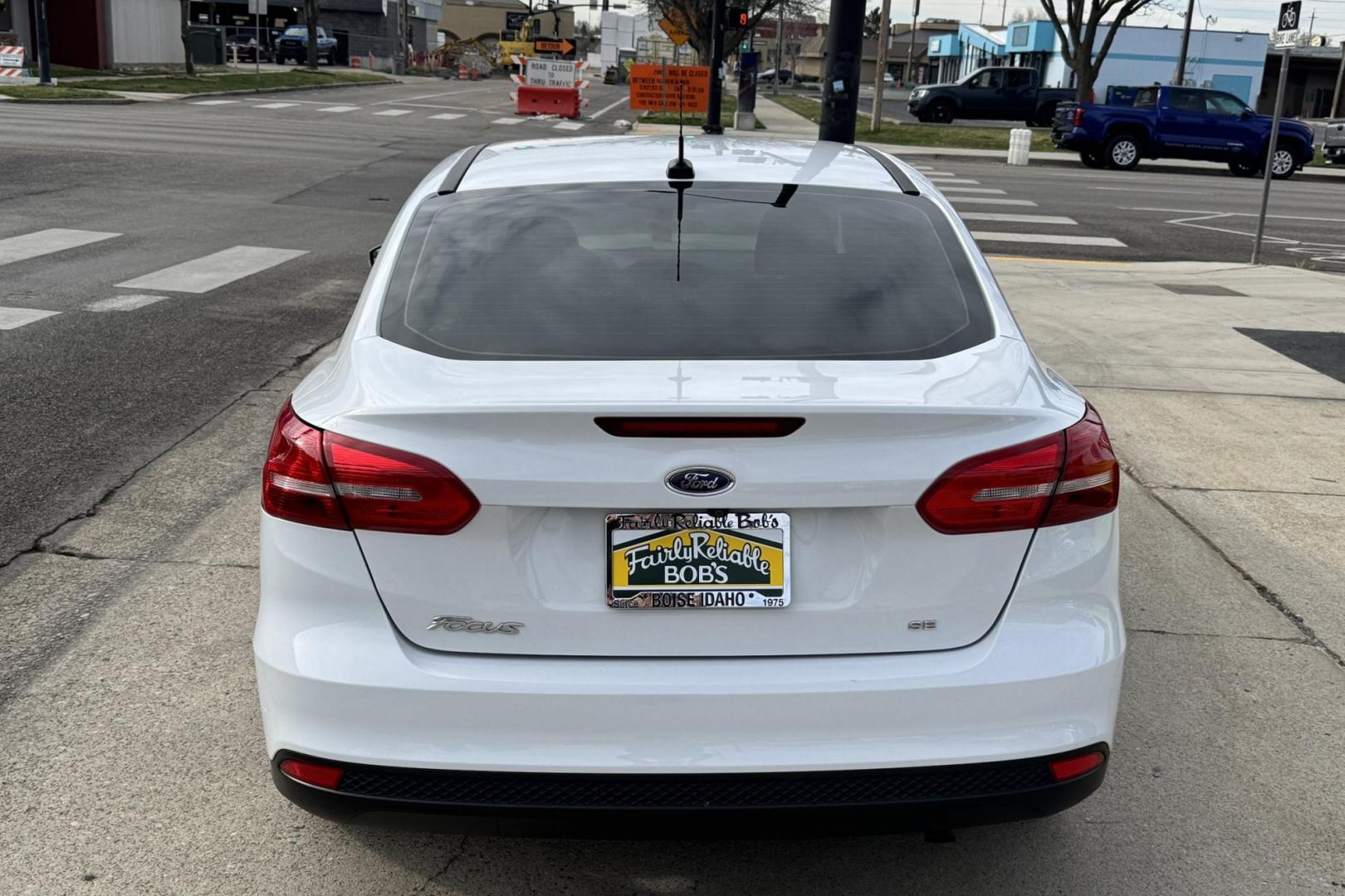 2017 Oxford White /Black Ford Focus SE (1FADP3F25HL) with an 4 Cyl 2.0 Liter engine, Automatic 6 Speed transmission, located at 2304 W. Main St., Boise, ID, 83702, (208) 342-7777, 43.622105, -116.218658 - Photo#1