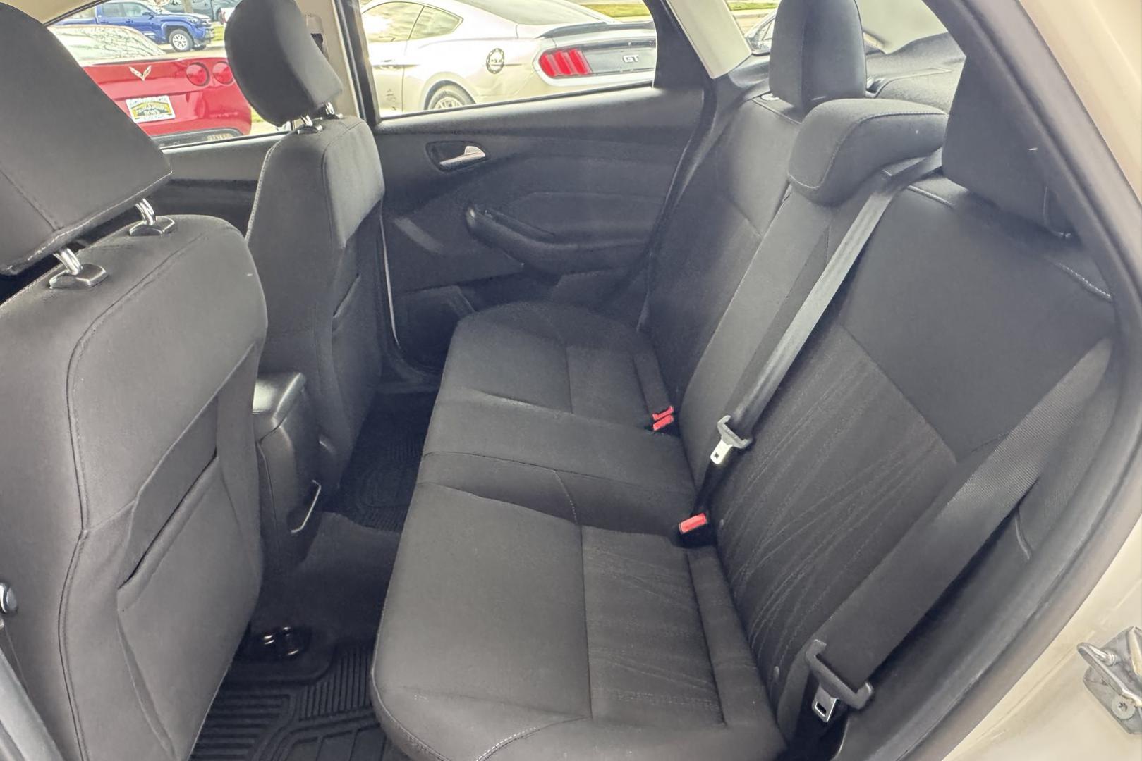 2017 Oxford White /Black Ford Focus SE (1FADP3F25HL) with an 4 Cyl 2.0 Liter engine, Automatic 6 Speed transmission, located at 2304 W. Main St., Boise, ID, 83702, (208) 342-7777, 43.622105, -116.218658 - Photo#8