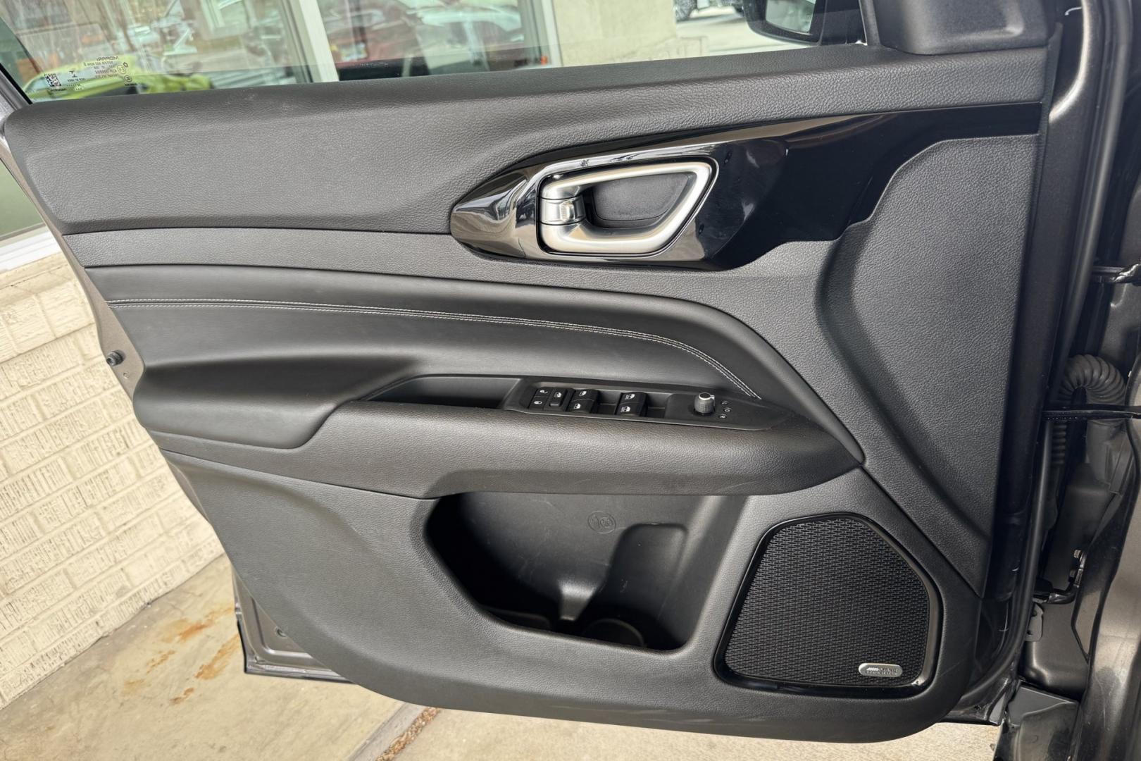 2022 Granite Crystal Metallic /Black Jeep Compass Altitude (3C4NJDBBXNT) with an 4 Cyl 2.4 Liter engine, Automatic 9 Speed transmission, located at 2304 W. Main St., Boise, ID, 83702, (208) 342-7777, 43.622105, -116.218658 - Photo#9