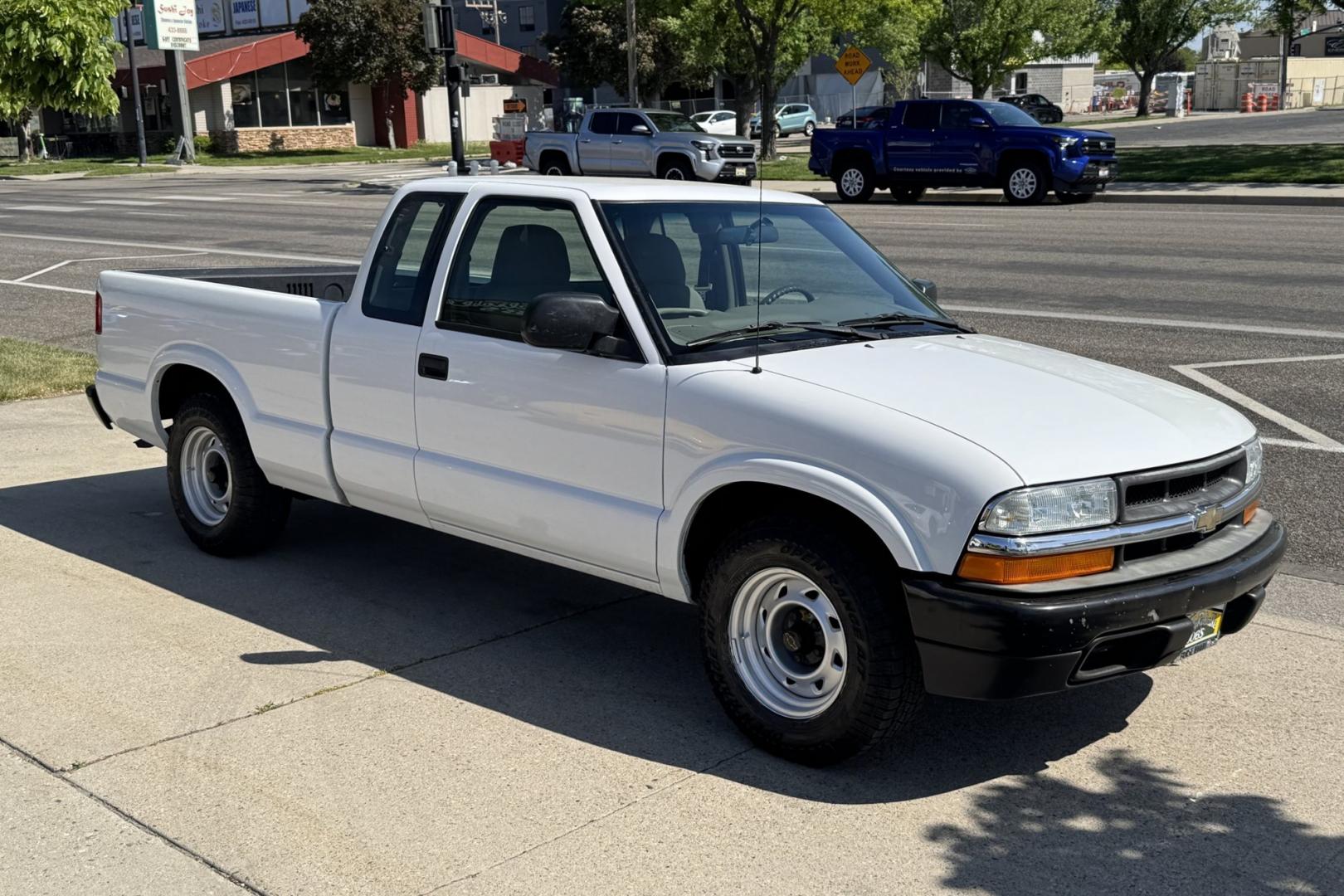 2003 White /Gray Chevrolet S-10 (1GCCS19H638) with an 4 Cyl 2.2 Liter engine, 5 Speed Manual transmission, located at 2304 W. Main St., Boise, ID, 83702, (208) 342-7777, 43.622105, -116.218658 - Hard To Find This Clean! New Tires Too!- Photo#2