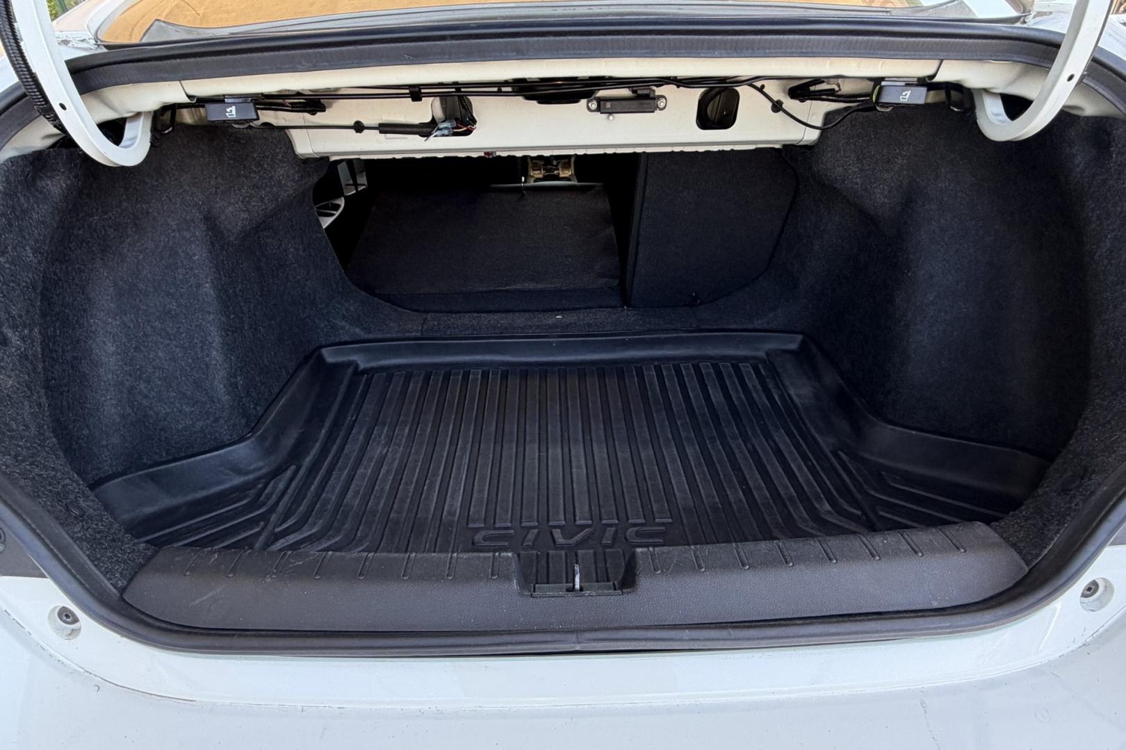 2018 White /Black Honda Civic Si (2HGFC3A57JH) with an 4 Cyl 1.5 Liter Turbo engine, 6 Speed Manual transmission, located at 2304 W. Main St., Boise, ID, 83702, (208) 342-7777, 43.622105, -116.218658 - Nicely Optioned! 6 Speed Manual Civic Si!- Photo#13