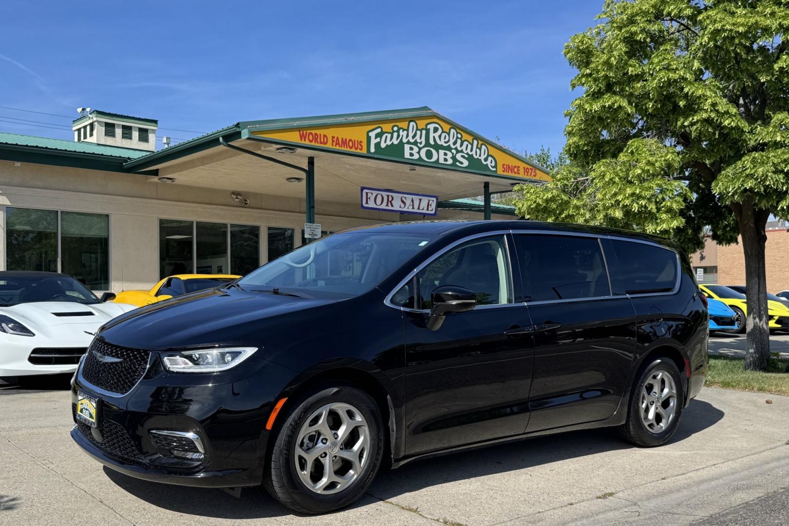 2024 Chrysler Pacifica Limited's photo