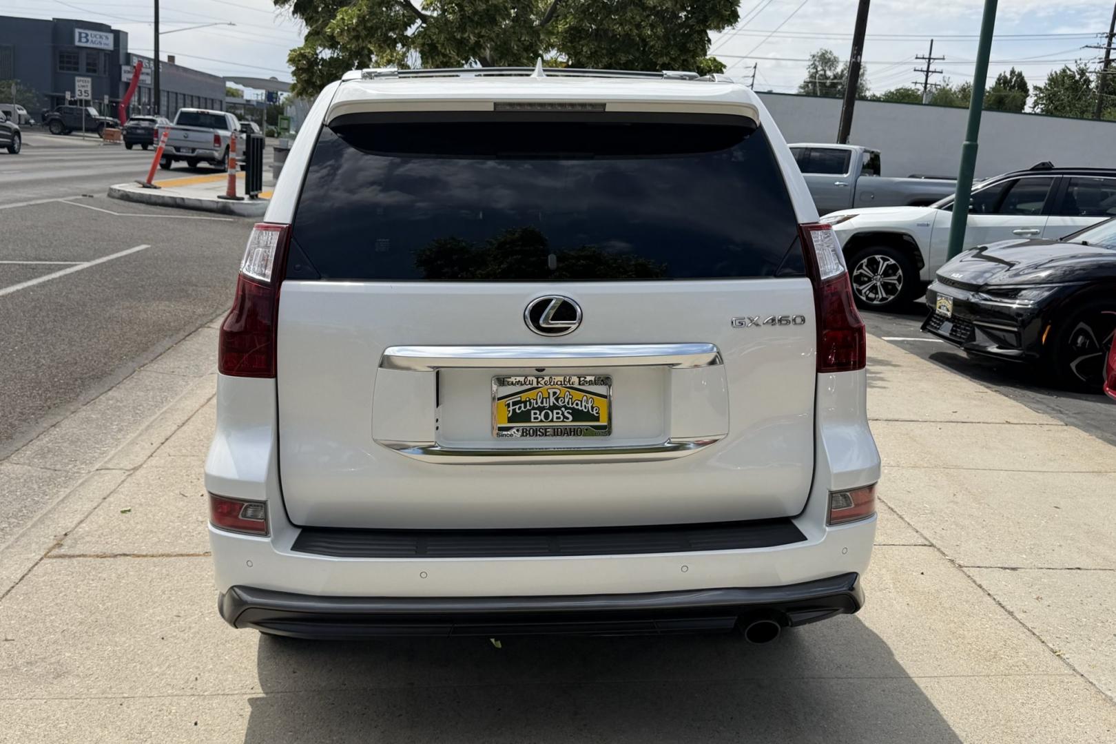 2022 White /Beige Lexus GX 460 Luxury (JTJGM7BX1N5) with an V8 4.6 Liter engine, Automatic 6 Speed transmission, located at 2304 W. Main St., Boise, ID, 83702, (208) 342-7777, 43.622105, -116.218658 - A Dream To Drive!- Photo#1