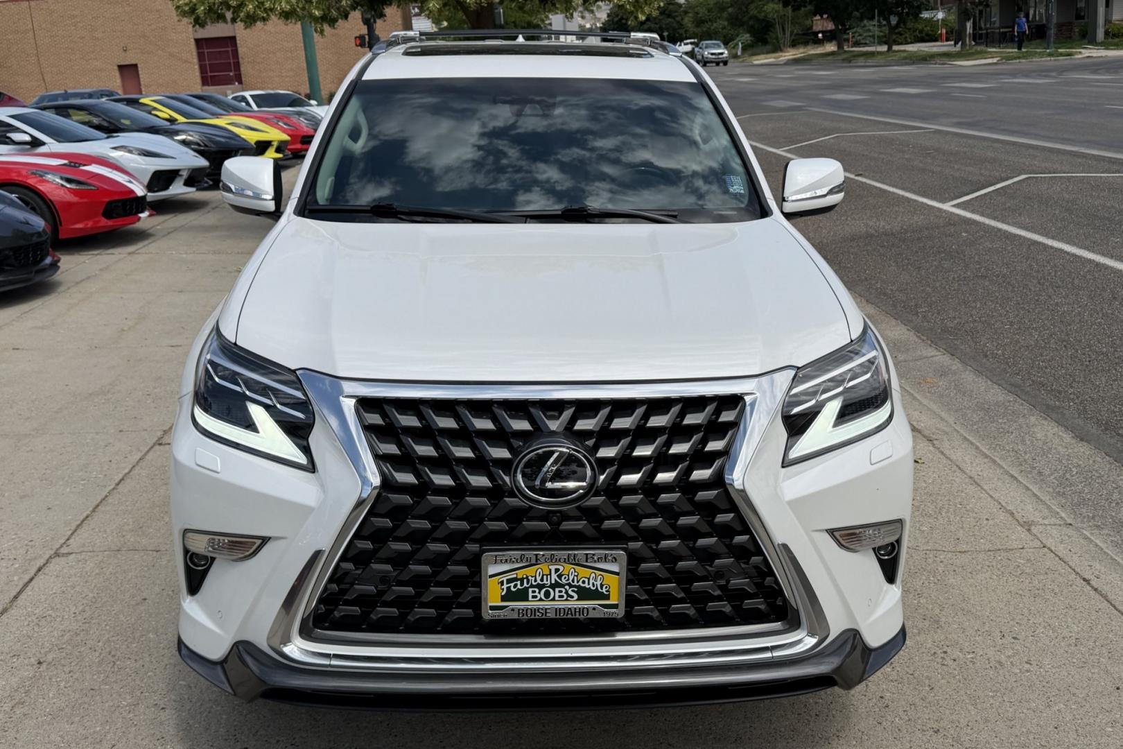 2022 White /Beige Lexus GX 460 Luxury (JTJGM7BX1N5) with an V8 4.6 Liter engine, Automatic 6 Speed transmission, located at 2304 W. Main St., Boise, ID, 83702, (208) 342-7777, 43.622105, -116.218658 - A Dream To Drive!- Photo#3
