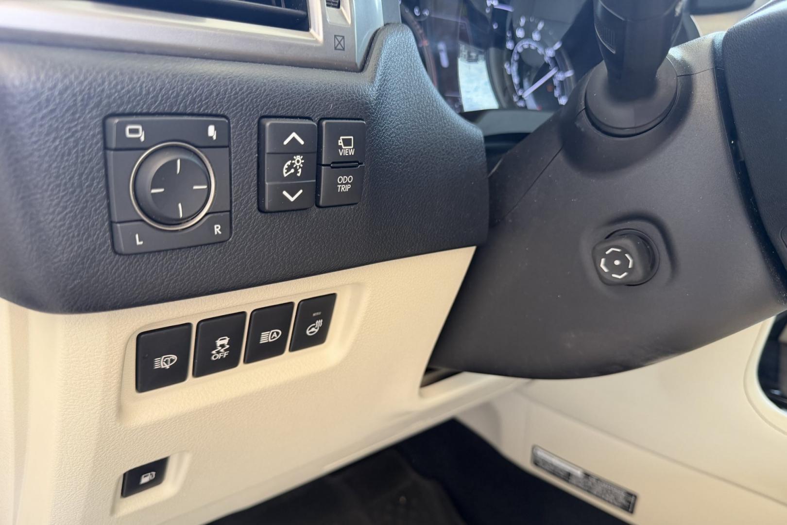 2022 White /Beige Lexus GX 460 Luxury (JTJGM7BX1N5) with an V8 4.6 Liter engine, Automatic 6 Speed transmission, located at 2304 W. Main St., Boise, ID, 83702, (208) 342-7777, 43.622105, -116.218658 - A Dream To Drive!- Photo#13