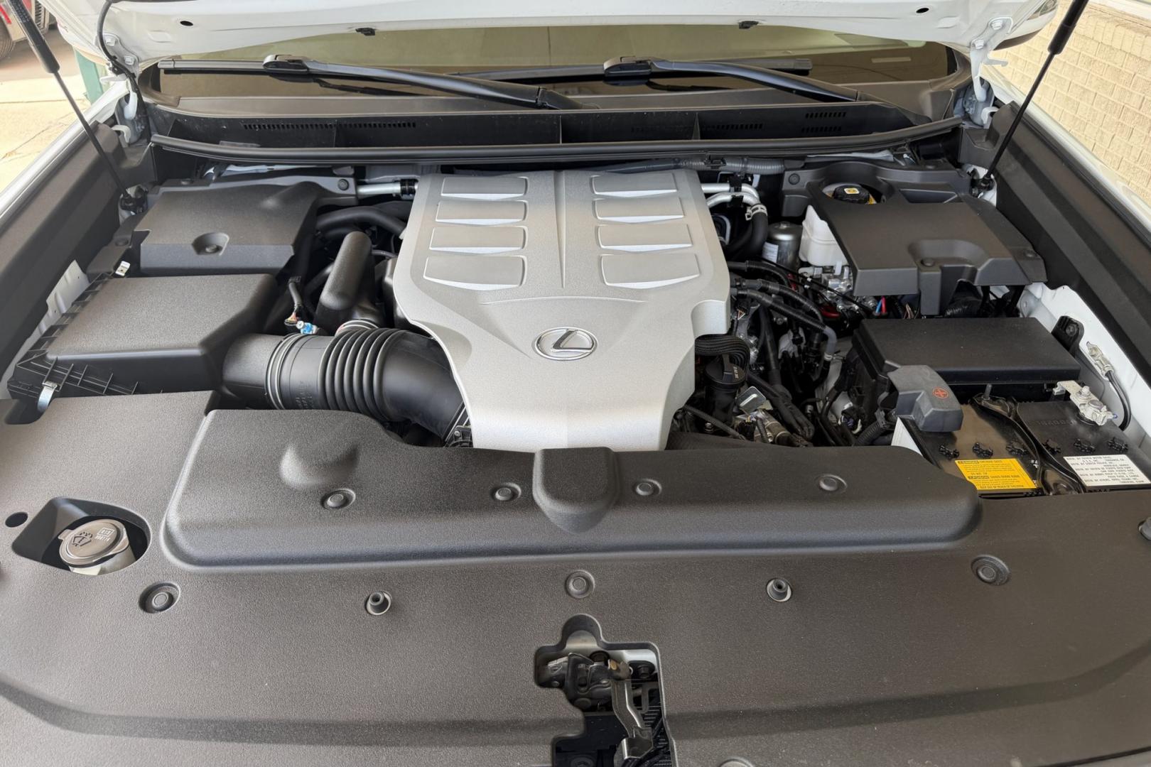 2022 White /Beige Lexus GX 460 Luxury (JTJGM7BX1N5) with an V8 4.6 Liter engine, Automatic 6 Speed transmission, located at 2304 W. Main St., Boise, ID, 83702, (208) 342-7777, 43.622105, -116.218658 - A Dream To Drive!- Photo#19