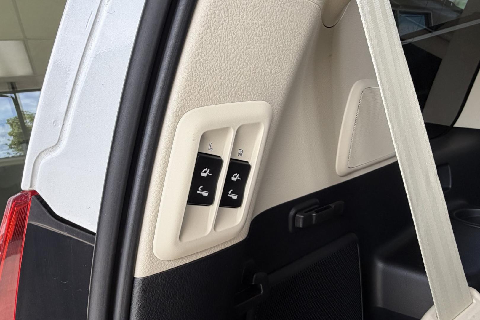 2022 White /Beige Lexus GX 460 Luxury (JTJGM7BX1N5) with an V8 4.6 Liter engine, Automatic 6 Speed transmission, located at 2304 W. Main St., Boise, ID, 83702, (208) 342-7777, 43.622105, -116.218658 - A Dream To Drive!- Photo#23