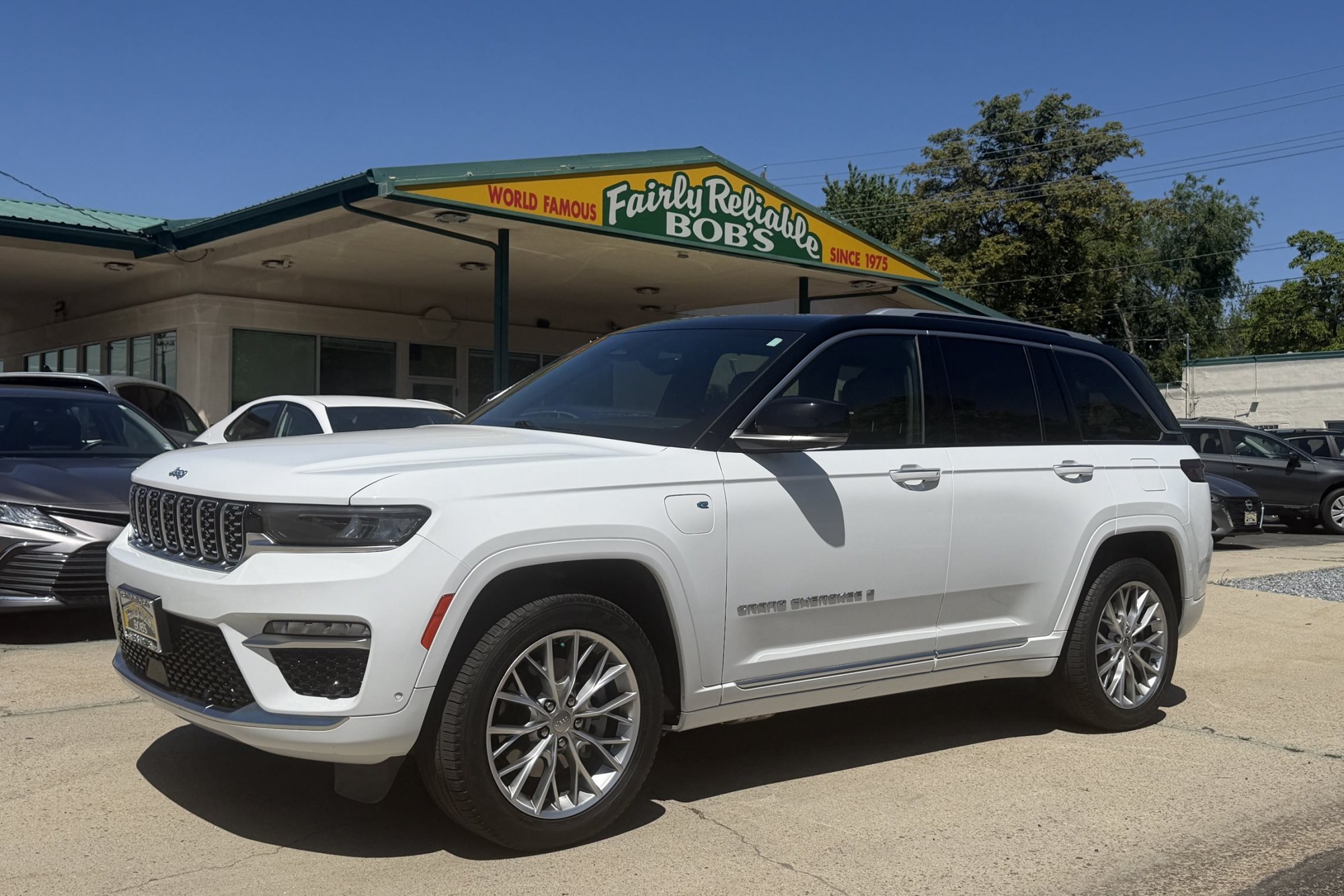 photo of 2023 Jeep Grand Cherokee 4xe Summit 4x4