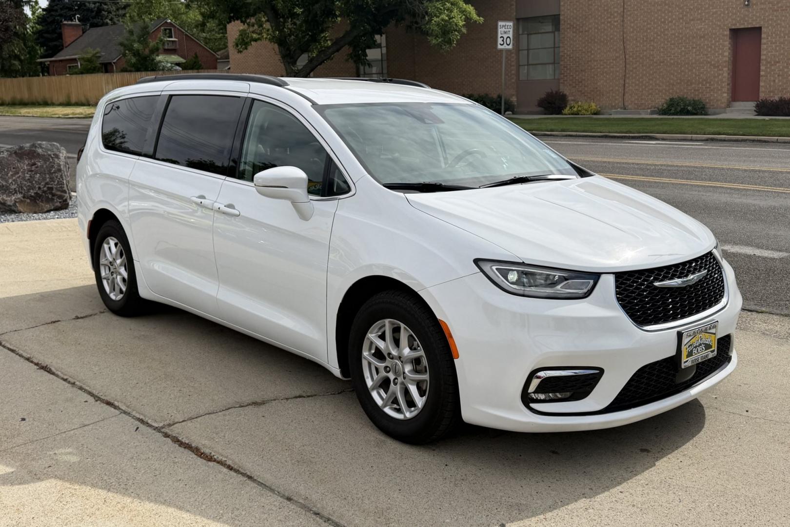 2022 White /Black Chrysler Pacifica Touring L (2C4RC1BG2NR) with an V6 3.6 Liter engine, Automatic 9 Speed transmission, located at 2304 W. Main St., Boise, ID, 83702, (208) 342-7777, 43.622105, -116.218658 - Seats 7! Stow And Go Seating! Ready To Travel! - Photo#2