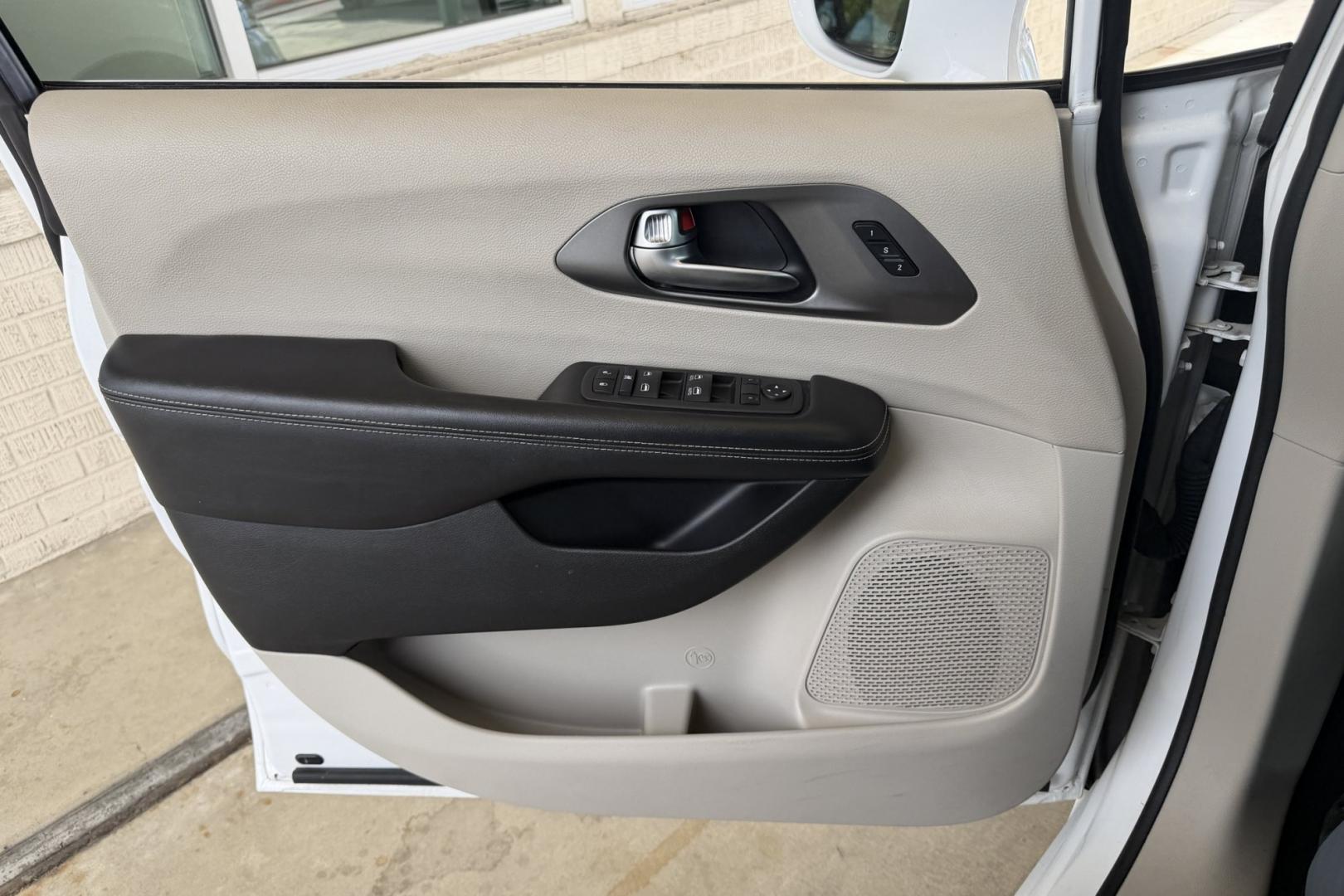 2022 White /Black Chrysler Pacifica Touring L (2C4RC1BG2NR) with an V6 3.6 Liter engine, Automatic 9 Speed transmission, located at 2304 W. Main St., Boise, ID, 83702, (208) 342-7777, 43.622105, -116.218658 - Seats 7! Stow And Go Seating! Ready To Travel! - Photo#6