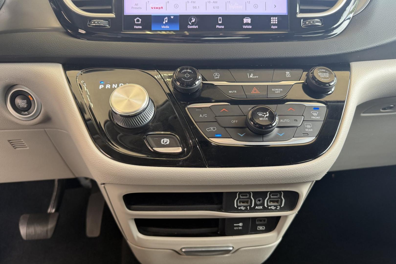 2022 White /Black Chrysler Pacifica Touring L (2C4RC1BG2NR) with an V6 3.6 Liter engine, Automatic 9 Speed transmission, located at 2304 W. Main St., Boise, ID, 83702, (208) 342-7777, 43.622105, -116.218658 - Seats 7! Stow And Go Seating! Ready To Travel! - Photo#9