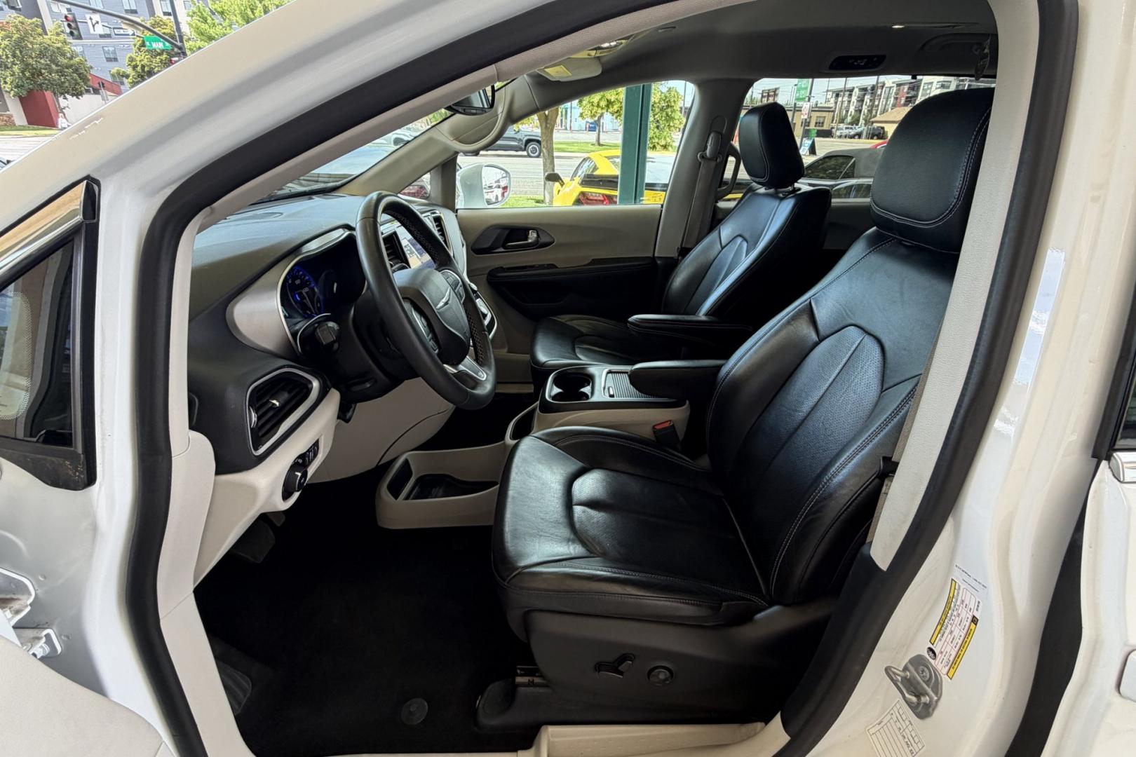 2022 White /Black Chrysler Pacifica Touring L (2C4RC1BG2NR) with an V6 3.6 Liter engine, Automatic 9 Speed transmission, located at 2304 W. Main St., Boise, ID, 83702, (208) 342-7777, 43.622105, -116.218658 - Seats 7! Stow And Go Seating! Ready To Travel! - Photo#10