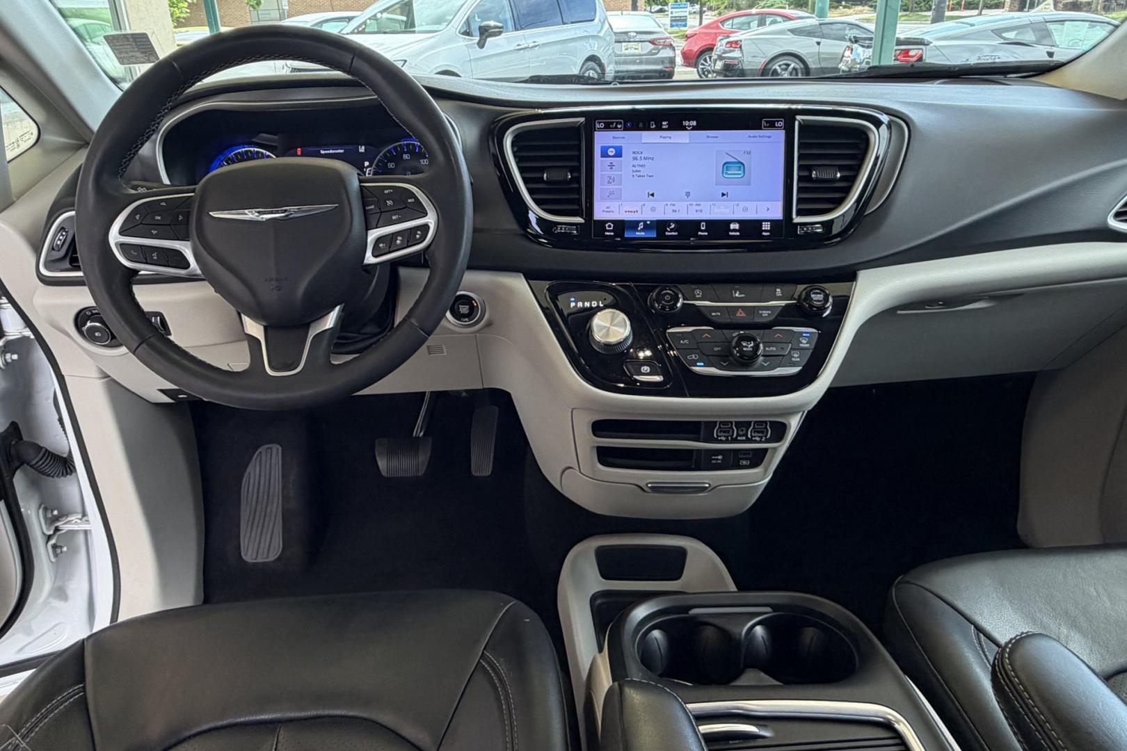 2022 White /Black Chrysler Pacifica Touring L (2C4RC1BG2NR) with an V6 3.6 Liter engine, Automatic 9 Speed transmission, located at 2304 W. Main St., Boise, ID, 83702, (208) 342-7777, 43.622105, -116.218658 - Seats 7! Stow And Go Seating! Ready To Travel! - Photo#13