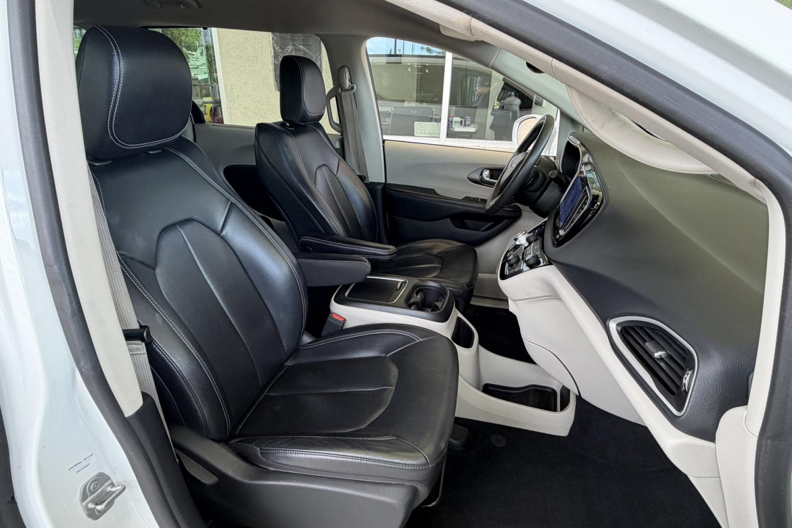 2022 White /Black Chrysler Pacifica Touring L (2C4RC1BG2NR) with an V6 3.6 Liter engine, Automatic 9 Speed transmission, located at 2304 W. Main St., Boise, ID, 83702, (208) 342-7777, 43.622105, -116.218658 - Seats 7! Stow And Go Seating! Ready To Travel! - Photo#17
