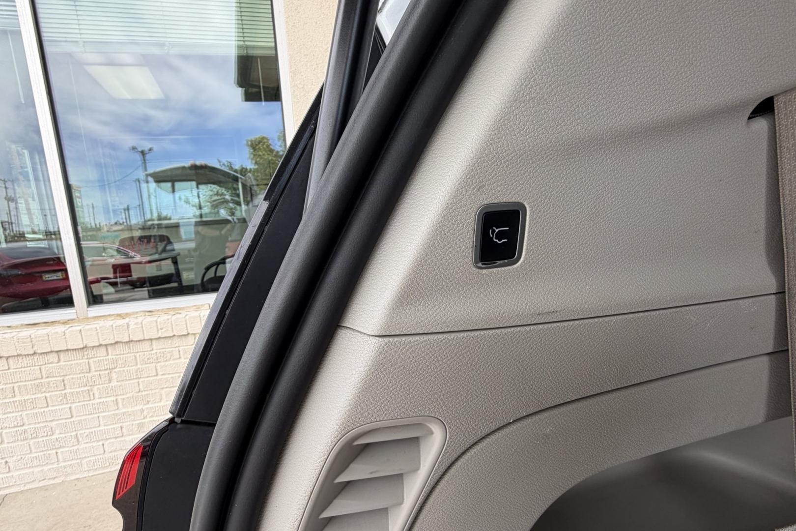 2022 White /Black Chrysler Pacifica Touring L (2C4RC1BG2NR) with an V6 3.6 Liter engine, Automatic 9 Speed transmission, located at 2304 W. Main St., Boise, ID, 83702, (208) 342-7777, 43.622105, -116.218658 - Seats 7! Stow And Go Seating! Ready To Travel! - Photo#20