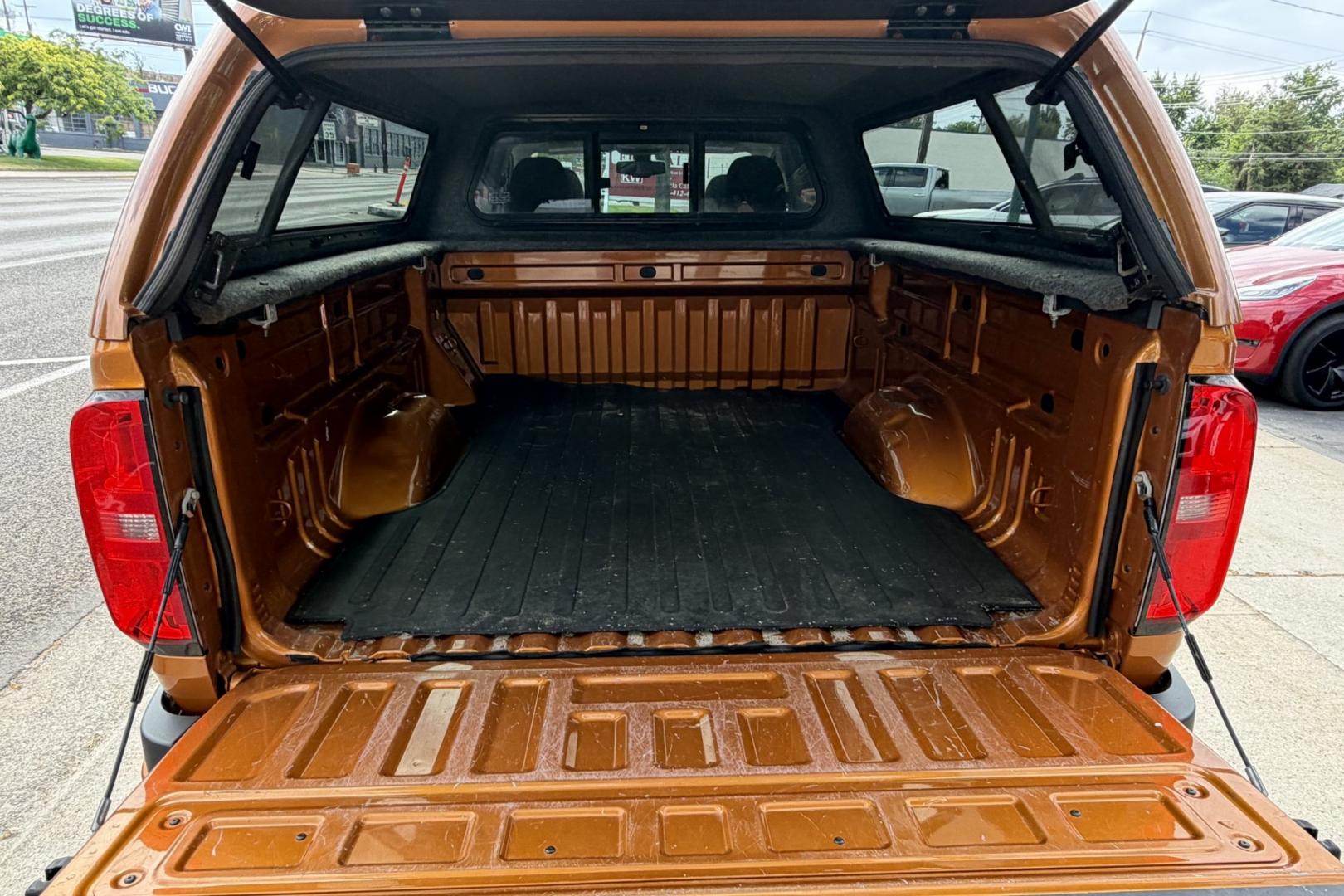 2017 Burning Hot Metallic /Black Chevrolet Colorado Z71 (1GCPTDE14H1) with an 4 Cyl 2.8 Liter Duramax Turbo Diesel engine, Automatic 6 Speed transmission, located at 2304 W. Main St., Boise, ID, 83702, (208) 342-7777, 43.622105, -116.218658 - Matching Leer Shell! Very Clean Colorado Diesel!- Photo#23