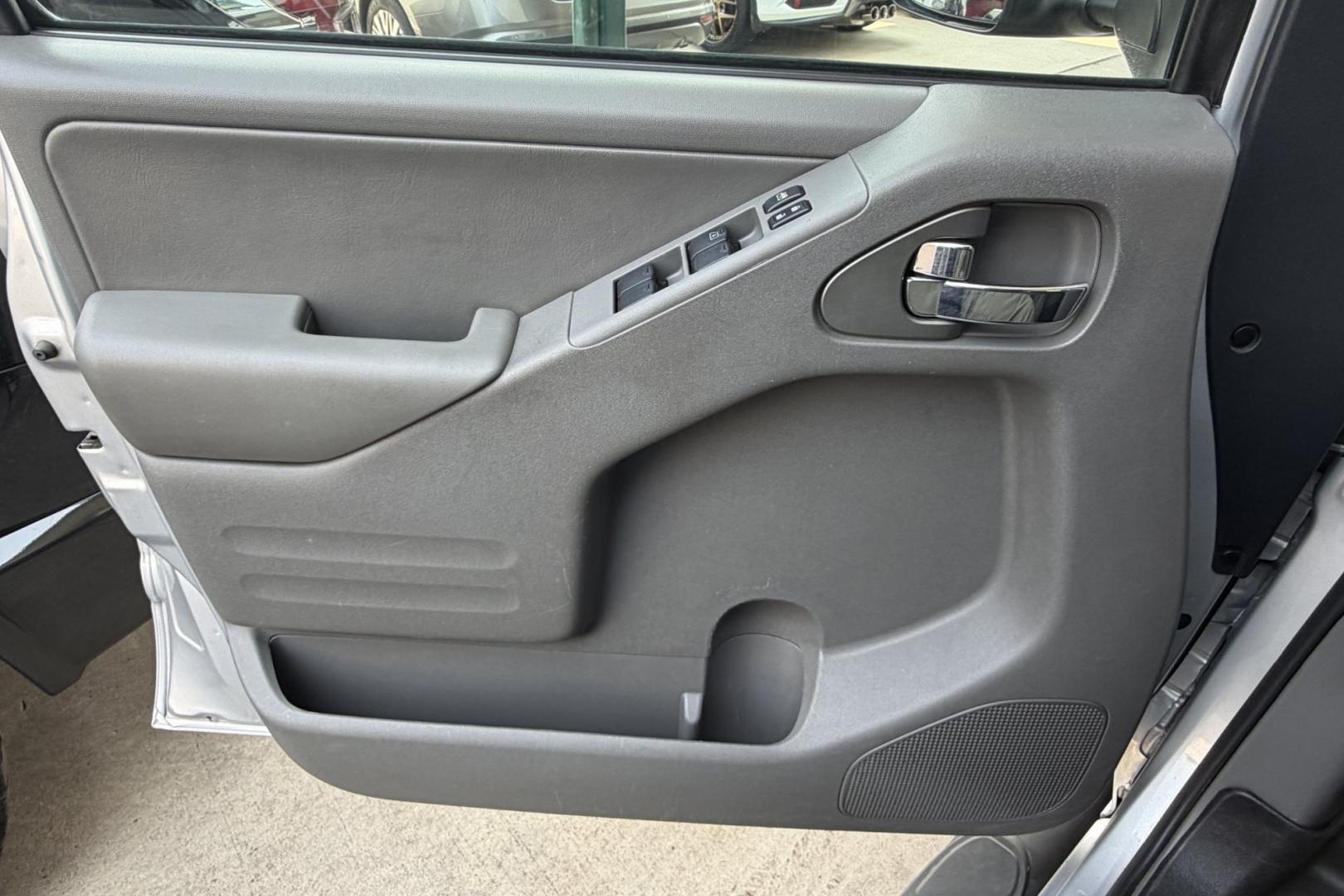 2019 Silver /Gray Nissan Frontier SL (1N6AD0EV3KN) with an V6 4.0 Liter engine, Automatic 5 Speed transmission, located at 2304 W. Main St., Boise, ID, 83702, (208) 342-7777, 43.622105, -116.218658 - New Tires! Ready To Go!- Photo#6