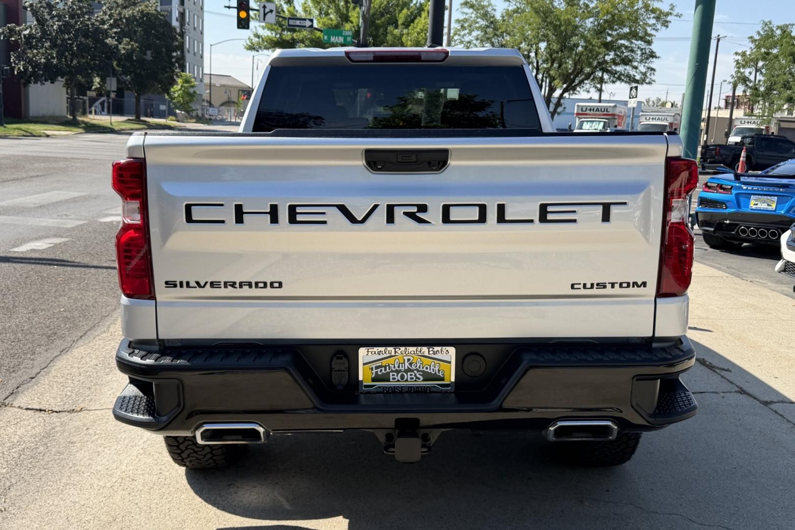2022 Silver /Black Chevrolet Silverado 1500 Z/71 Trail Boss (3GCPDCED8NG) with an V8 5.3 Liter engine, Automatic 8 Speed transmission, located at 2304 W. Main St., Boise, ID, 83702, (208) 342-7777, 43.622105, -116.218658 - New Tires! Seats 6! Ready To Go!- Photo#3