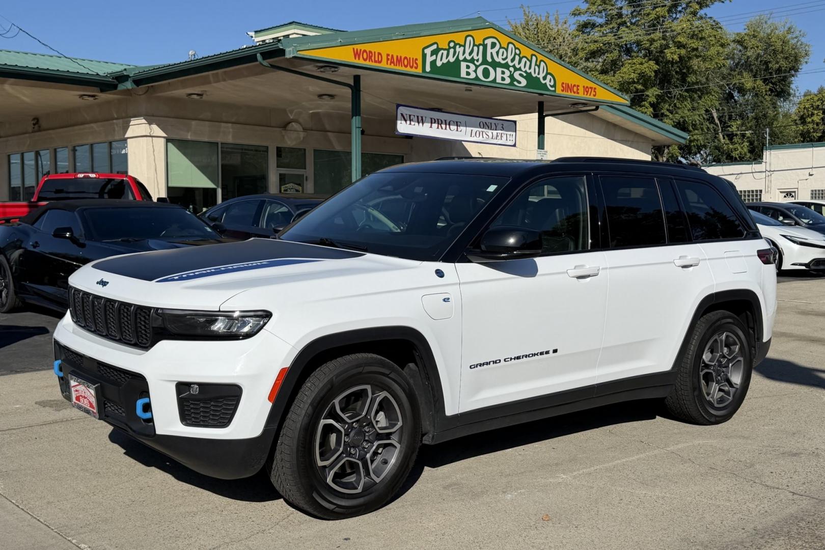 2024 Bright White Clear /Black Jeep Grand Cherokee 4xe TrailHawk 4xe (1C4RJYC60R8) with an 4 Cyl 2.0 Liter Hybrid engine, Automatic 8 Speed transmission, located at 2304 W. Main St., Boise, ID, 83702, (208) 342-7777, 43.622105, -116.218658 - Save On Fuel! Drive In Comfort, Safety And Style!- Photo#0