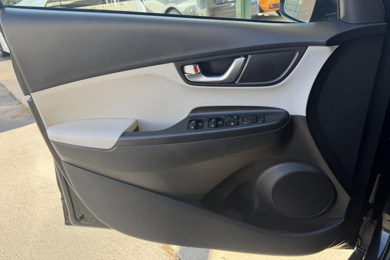 2022 Abyss Black Pearl /Gray Hyundai Kona SEL (KM8K3CAB3NU) with an 4 Cyl 2.0 Liter engine, Automatic transmission, located at 2304 W. Main St., Boise, ID, 83702, (208) 342-7777, 43.622105, -116.218658 - Great Fuel Economy! Heated Seats! Sunroof Too!- Photo#9