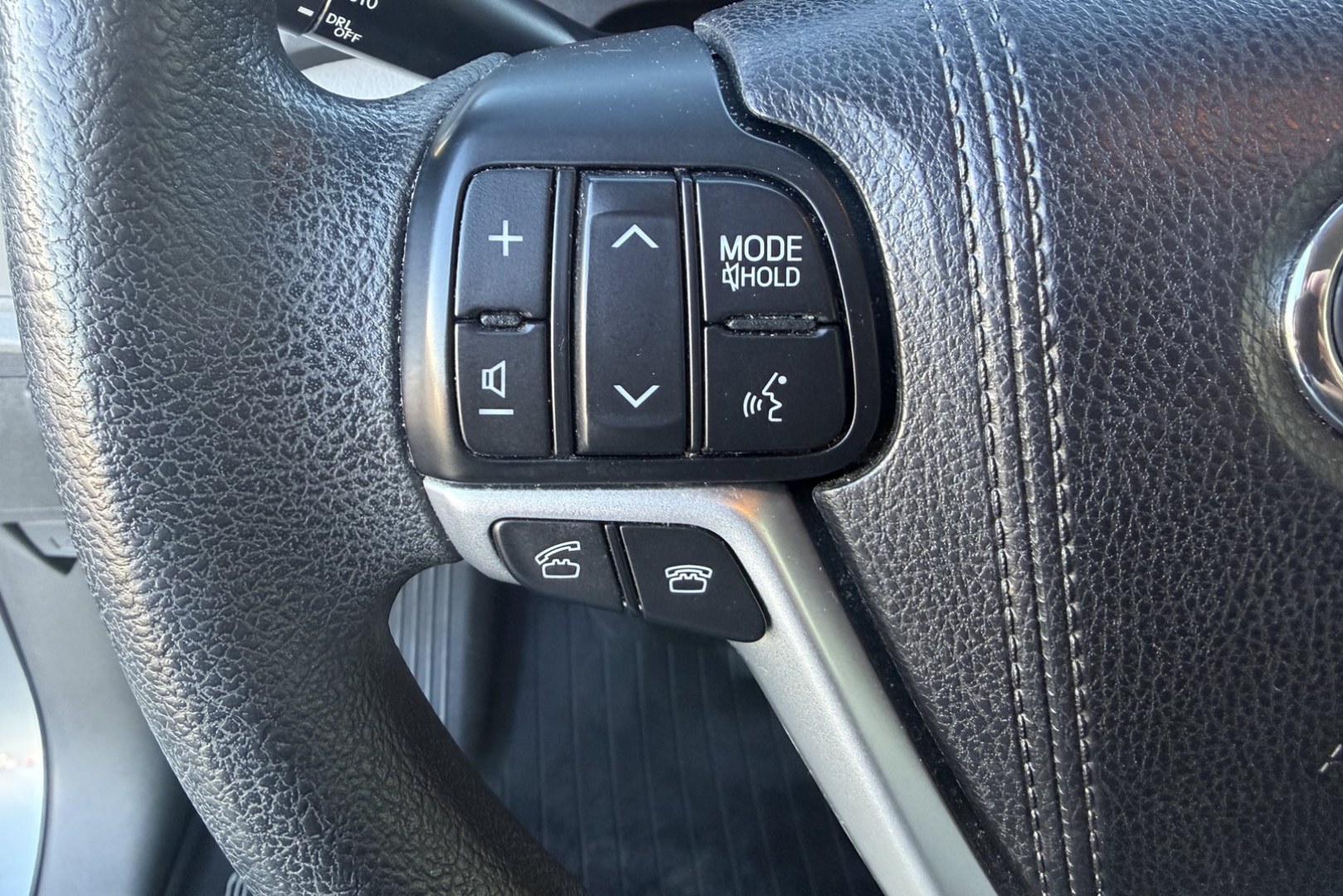 2017 Predawn Gray Mica /Gray Toyota Sienna LE 7-Passenger AWD (5TDJZ3DC8HS) with an 3.5L V6 EFI DOHC 24V engine, Automatic 8 Speed transmission, located at 2304 W. Main St., Boise, ID, 83702, (208) 342-7777, 43.622105, -116.218658 - Idaho Owned All Wheel Drive Toyota Sienna!- Photo#6